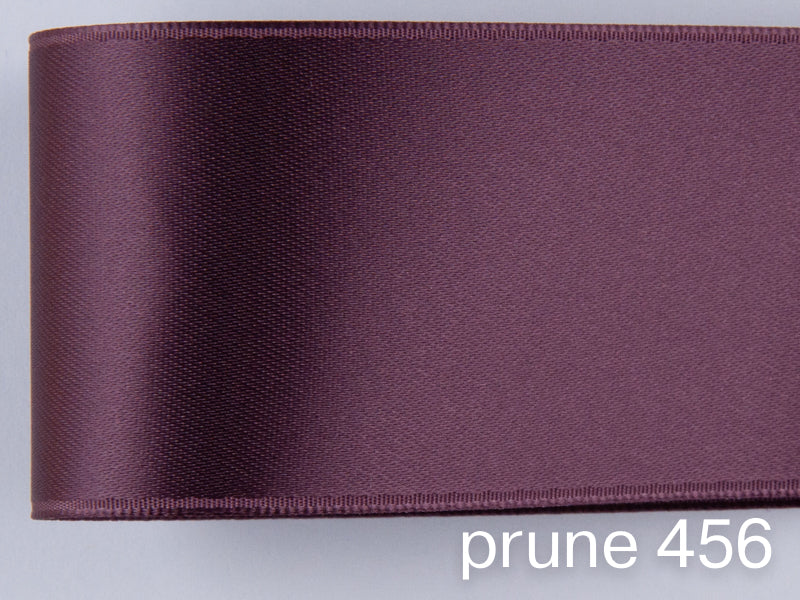 Doubleface satin ribbon in Swiss quality. 13 shades of violet with a delicate shimmering depth of color in 7 widths. Pollutant-free.