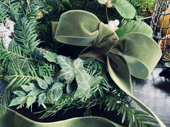 Samtband in Schweizer Qualität. 7 dunkle Grüntöne mit zart schimmernder Farbtiefe in 7 Breiten. Schadstofffrei.