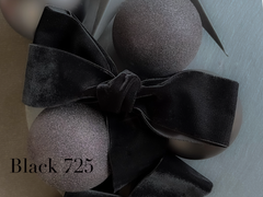 Samtband in Schweizer Qualität. 7 Grau- bis Schwarztöne mit zart schimmernder Farbtiefe in 7 Breiten. Schadstofffrei.