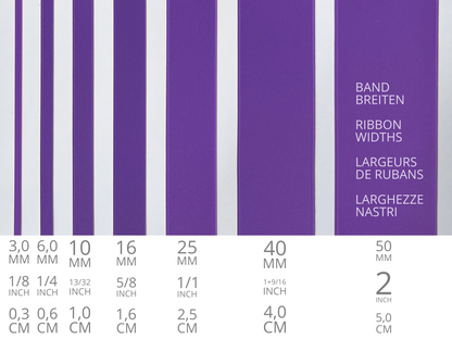 Nastro di raso double face di qualità svizzera. 13 tonalità di viola con una profondità di colore delicatamente scintillante in 7 larghezze. Privo di sostanze nocive.