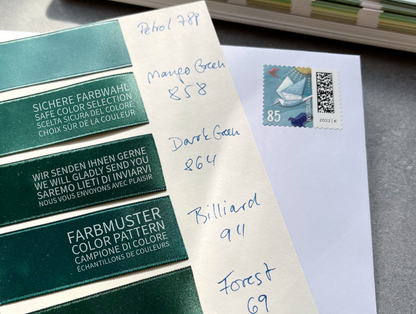 Farbmuster Samtband 5 für 1€, 70 Farbtöne mit zart schimmernder Farbtiefe. Schadstofffrei.