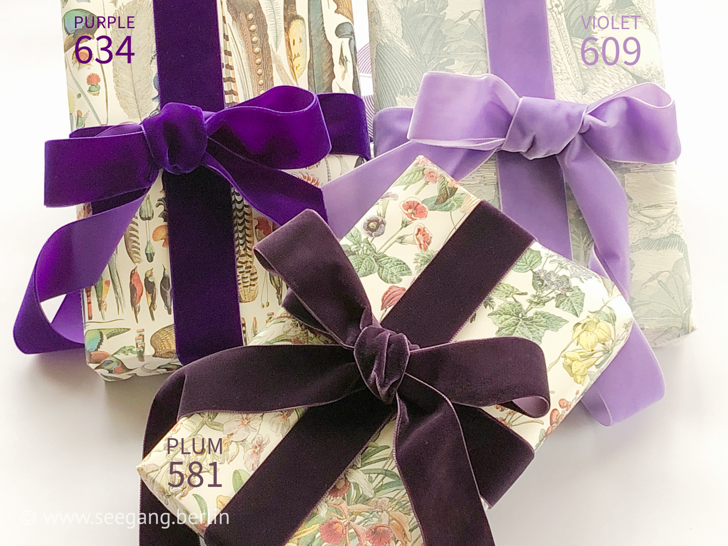 Nastro di velluto di qualità svizzera. 7 tonalità di viola con una profondità di colore delicatamente scintillante in 7 larghezze. Privo di sostanze nocive.
