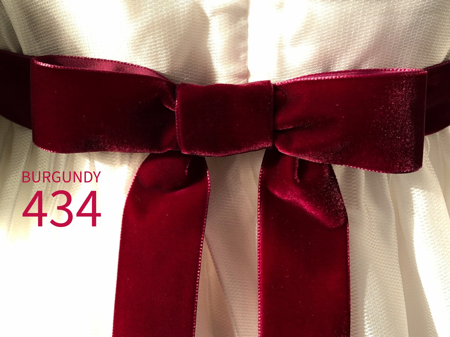 Swiss quality velvet ribbon. 7 shades of red with delicately shimmering depth of color in 7 widths. Free of harmful substances.