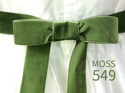 Nastro di velluto di qualità svizzera. 7 tonalità di verde scuro con profondità di colore delicatamente scintillante in 7 larghezze. Privo di sostanze nocive.