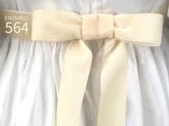 Samtband in Schweizer Qualität. 7 Weißtöne mit zart schimmernder Farbtiefe in den 7 Breiten. Schadstofffrei.