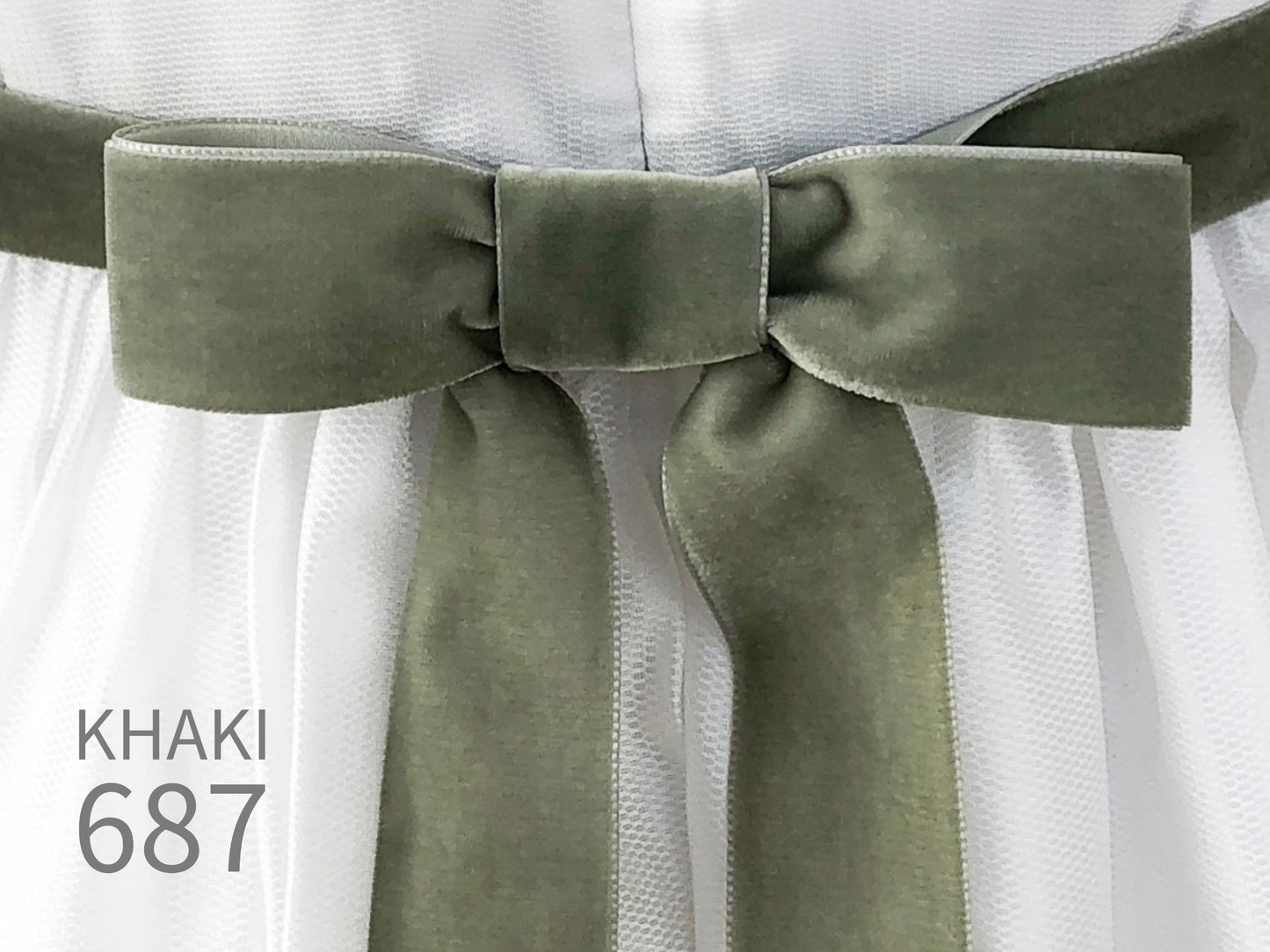 Nastro di velluto di qualità svizzera. 4 tonalità di verde chiaro con profondità di colore delicatamente scintillante in 7 larghezze. Privo di sostanze nocive.