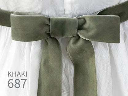 Nastro di velluto di qualità svizzera. 4 tonalità di verde chiaro con profondità di colore delicatamente scintillante in 7 larghezze. Privo di sostanze nocive.