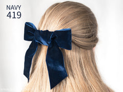 Swiss quality velvet ribbon. 7 dark blue tones with delicately shimmering color depth in 7 widths. Free of harmful substances.