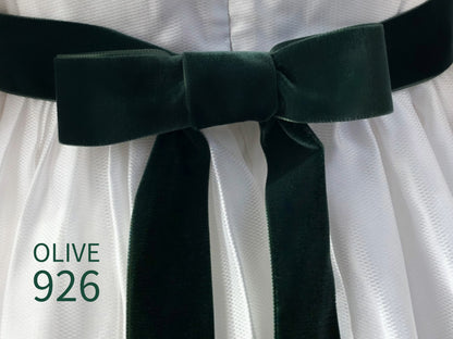 Nastro di velluto di qualità svizzera. 7 tonalità di verde scuro con profondità di colore delicatamente scintillante in 7 larghezze. Privo di sostanze nocive.