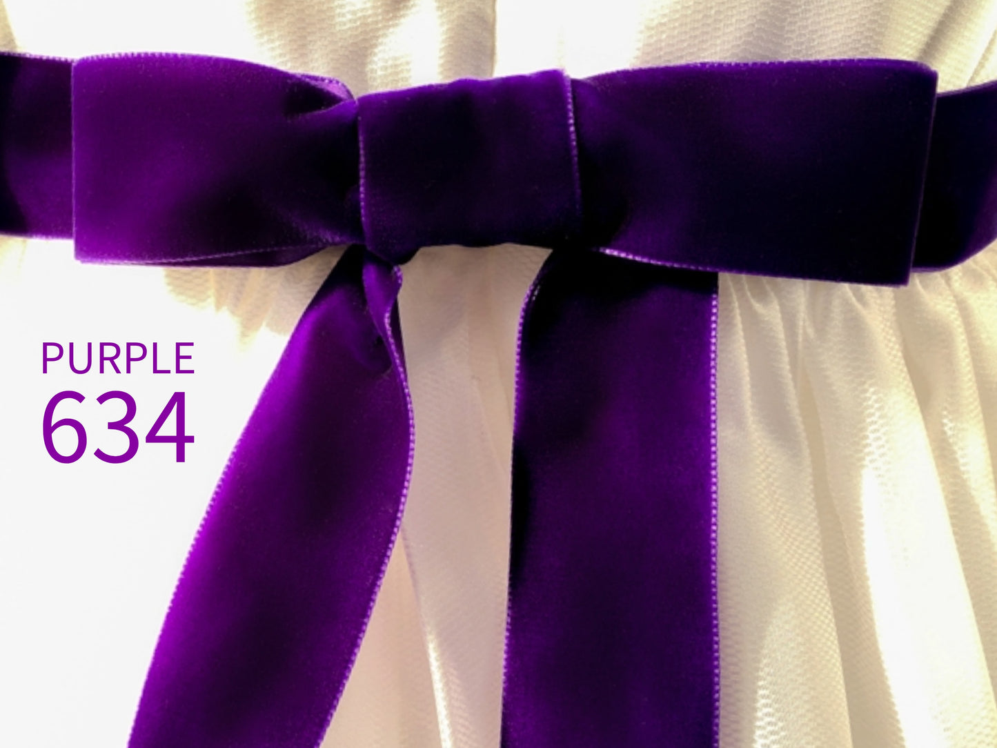 Nastro di velluto di qualità svizzera. 7 tonalità di viola con una profondità di colore delicatamente scintillante in 7 larghezze. Privo di sostanze nocive.