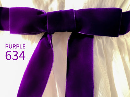Nastro di velluto di qualità svizzera. 7 tonalità di viola con una profondità di colore delicatamente scintillante in 7 larghezze. Privo di sostanze nocive.