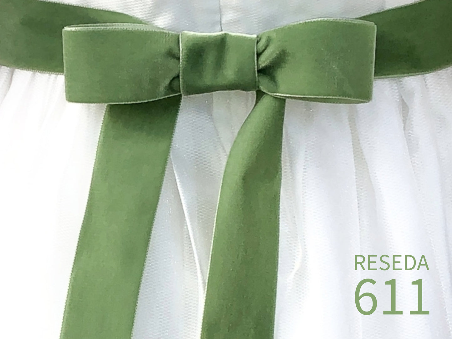 Nastro di velluto di qualità svizzera. 7 tonalità di verde scuro con profondità di colore delicatamente scintillante in 7 larghezze. Privo di sostanze nocive.
