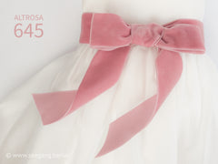 Swiss quality velvet ribbon. 10 shades of pink with a delicately shimmering depth of color in 7 widths. Free of harmful substances.
