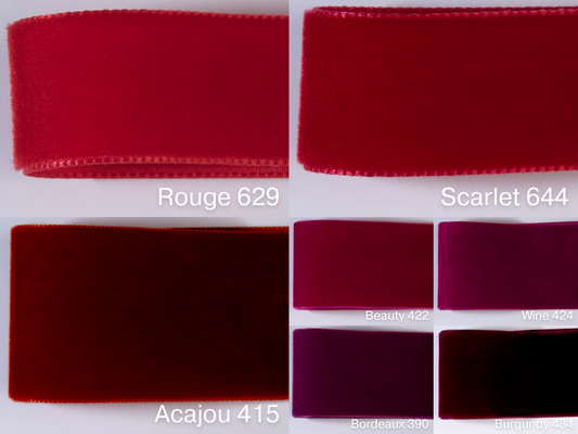 Nastro di velluto di qualità svizzera. 7 tonalità di rosso con profondità di colore delicatamente scintillante in 7 larghezze. Privo di sostanze nocive.