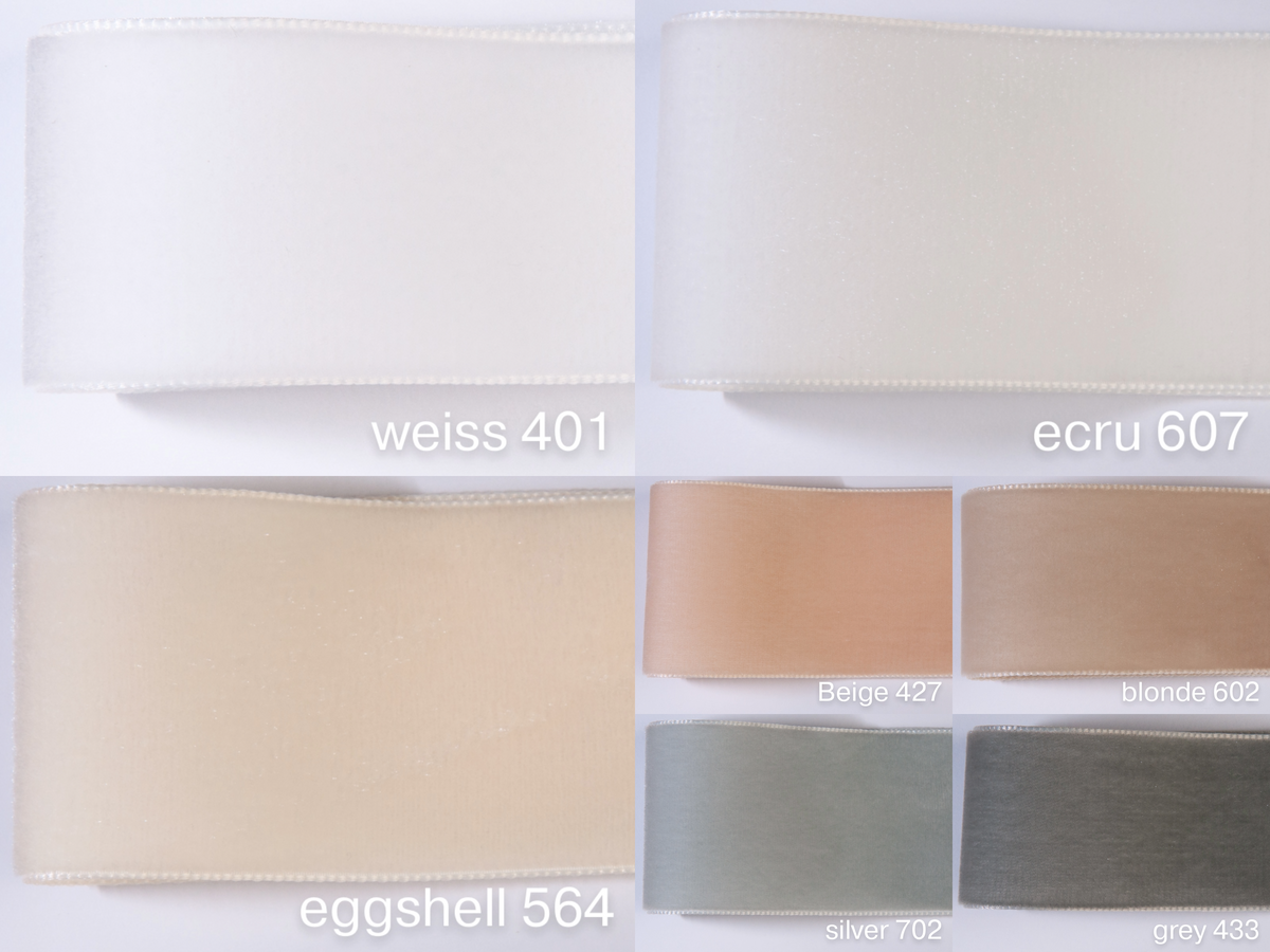 Nastro di velluto di qualità svizzera. 7 tonalità di bianco con profondità di colore delicatamente scintillanti in larghezze di 16, 22, 36, 50 mm. Privo di sostanze nocive.