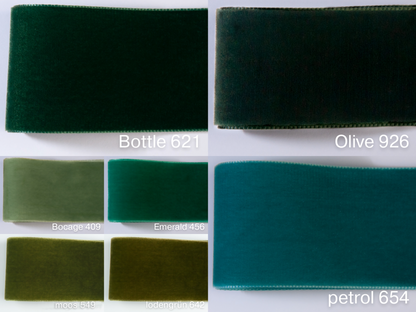 Nastro di velluto di qualità svizzera. 7 tonalità di verde scuro con profondità di colore delicatamente scintillante in 7 larghezze. Privo di sostanze nocive.