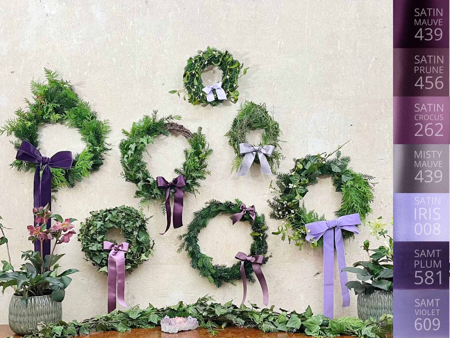 Nastro di raso double face di qualità svizzera. 13 tonalità di viola con una profondità di colore delicatamente scintillante in 7 larghezze. Privo di sostanze nocive.