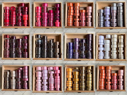 Doubleface Satinband in Schweizer Qualität - 25 Meter Rolle. 100 Farbtöne mit zart schimmernder Farbtiefe in 7 Breiten. Schadstofffrei.