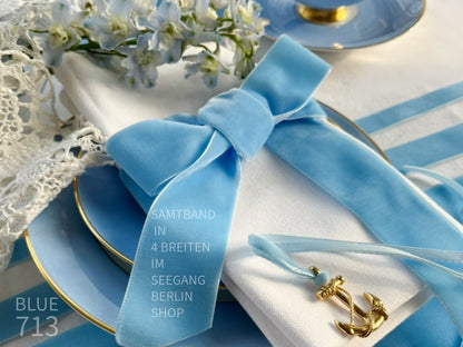Samtgürtel mit perfekter Schleife für Kinder, 7 helle Blautöne mit zart schimmernder Farbtiefe in 3 Breiten. Schadstofffrei.