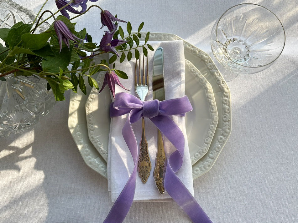 Nastro di velluto di qualità svizzera. 7 tonalità di viola con una profondità di colore delicatamente scintillante in 7 larghezze. Privo di sostanze nocive.