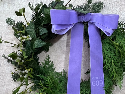 Nastro di velluto di qualità svizzera. 7 tonalità di viola con una profondità di colore delicatamente scintillante in 7 larghezze. Privo di sostanze nocive.