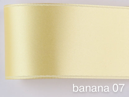 Doubleface satin ribbon in Swiss quality. 10 shades of yellow with a delicate shimmering depth of color in 7 widths. Pollutant-free.