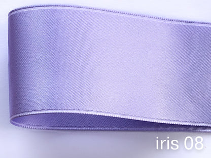Nastro di raso double face di qualità svizzera. 13 tonalità di viola con una profondità di colore delicatamente scintillante in 7 larghezze. Privo di sostanze nocive.