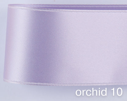 Nastro di raso double face di qualità svizzera. 13 tonalità di viola con una profondità di colore delicatamente scintillante in 7 larghezze. Privo di sostanze nocive.