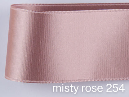 Nastro di raso double face di qualità svizzera. 13 tonalità di viola con una profondità di colore delicatamente scintillante in 7 larghezze. Privo di sostanze nocive.