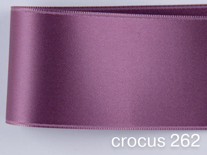 Nastro di raso double face di qualità svizzera. 13 tonalità di viola con una profondità di colore delicatamente scintillante in 7 larghezze. Privo di sostanze nocive.