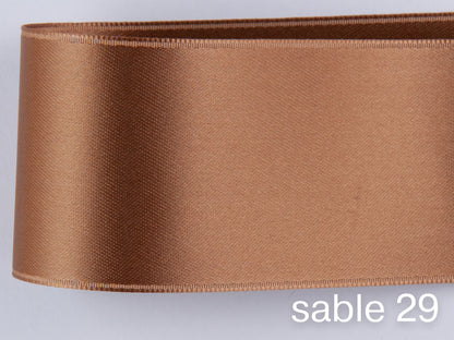 Doubleface satin ribbon in Swiss quality. 7 shades of brown with a delicate shimmering depth of color in 7 widths. Pollutant-free.