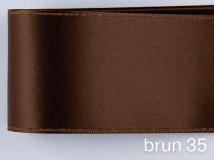 Doubleface satin ribbon in Swiss quality. 7 shades of brown with a delicate shimmering depth of color in 7 widths. Pollutant-free.
