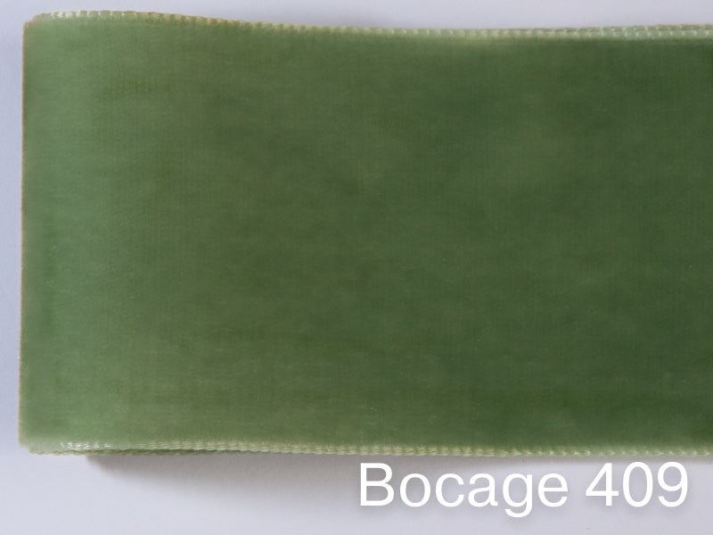 Nastro di velluto di qualità svizzera. 7 tonalità di verde scuro con profondità di colore delicatamente scintillante in 7 larghezze. Privo di sostanze nocive.