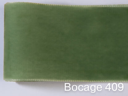 Nastro di velluto di qualità svizzera. 7 tonalità di verde scuro con profondità di colore delicatamente scintillante in 7 larghezze. Privo di sostanze nocive.