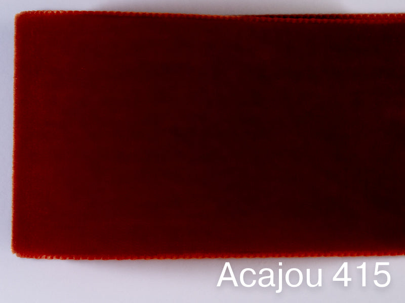 Swiss quality velvet ribbon. 7 shades of red with delicately shimmering depth of color in 7 widths. Free of harmful substances.