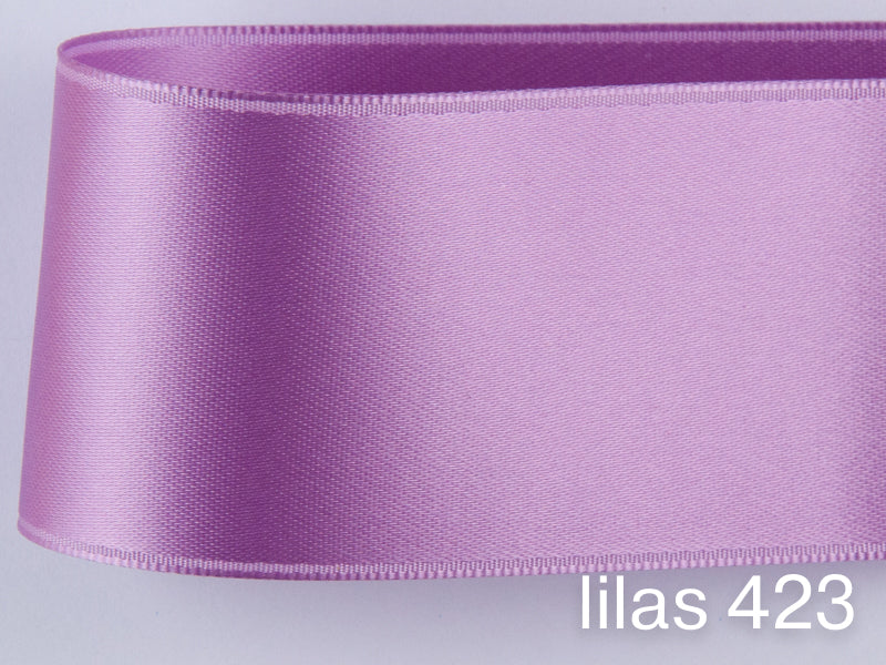 Nastro di raso double face di qualità svizzera. 13 tonalità di viola con una profondità di colore delicatamente scintillante in 7 larghezze. Privo di sostanze nocive.