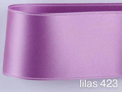 Nastro di raso double face di qualità svizzera. 13 tonalità di viola con una profondità di colore delicatamente scintillante in 7 larghezze. Privo di sostanze nocive.