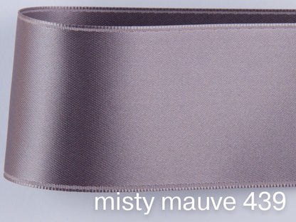 Nastro di raso double face di qualità svizzera. 13 tonalità di viola con una profondità di colore delicatamente scintillante in 7 larghezze. Privo di sostanze nocive.