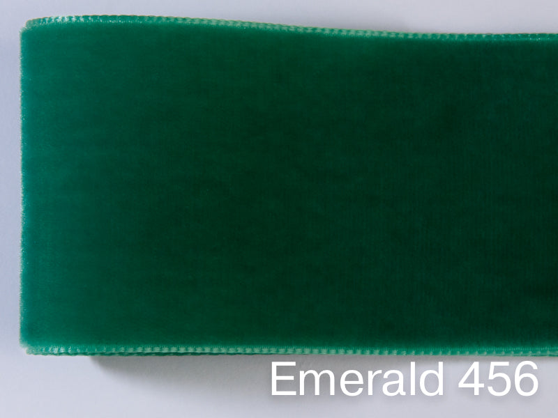Nastro di velluto di qualità svizzera. 7 tonalità di verde scuro con profondità di colore delicatamente scintillante in 7 larghezze. Privo di sostanze nocive.