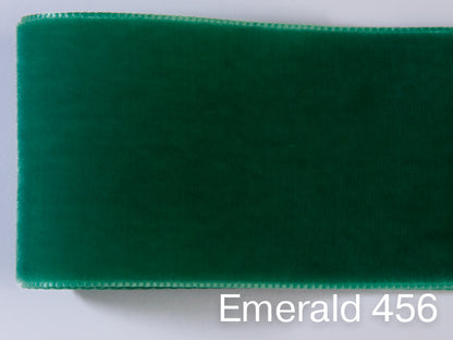Nastro di velluto di qualità svizzera. 7 tonalità di verde scuro con profondità di colore delicatamente scintillante in 7 larghezze. Privo di sostanze nocive.
