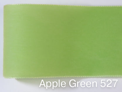Nastro di velluto di qualità svizzera. 4 tonalità di verde chiaro con profondità di colore delicatamente scintillante in 7 larghezze. Privo di sostanze nocive.
