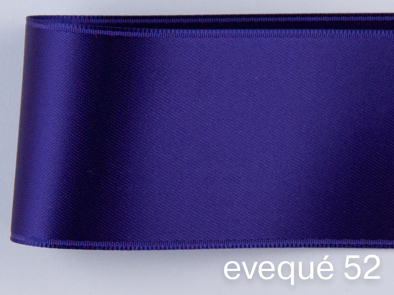 Nastro di raso double face di qualità svizzera. 13 tonalità di viola con una profondità di colore delicatamente scintillante in 7 larghezze. Privo di sostanze nocive.