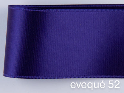 Nastro di raso double face di qualità svizzera. 13 tonalità di viola con una profondità di colore delicatamente scintillante in 7 larghezze. Privo di sostanze nocive.