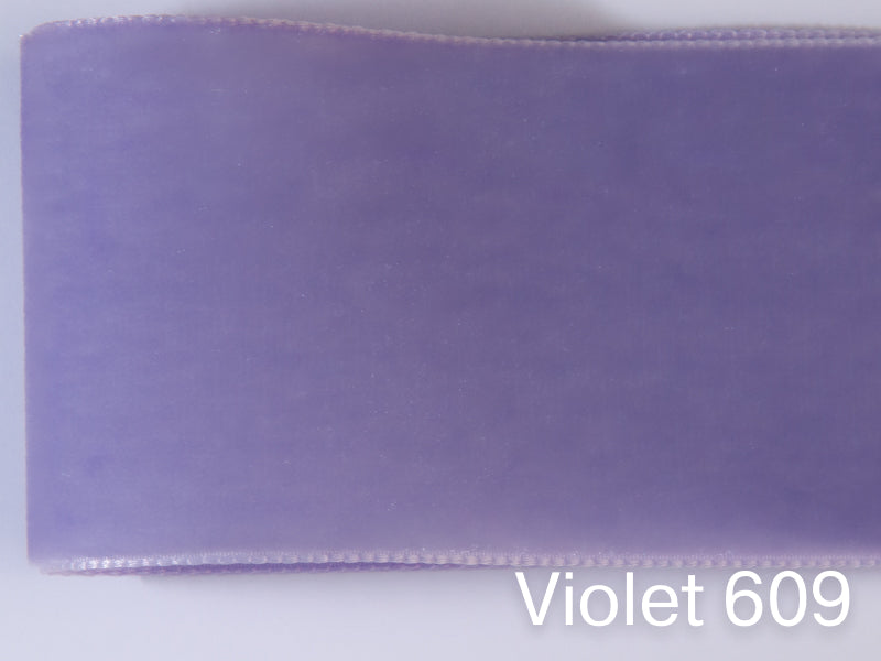 Nastro di velluto di qualità svizzera. 7 tonalità di viola con una profondità di colore delicatamente scintillante in 7 larghezze. Privo di sostanze nocive.