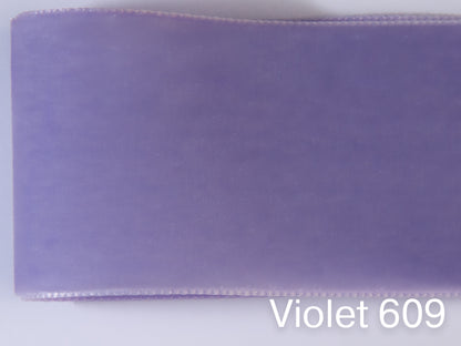Nastro di velluto di qualità svizzera. 7 tonalità di viola con una profondità di colore delicatamente scintillante in 7 larghezze. Privo di sostanze nocive.