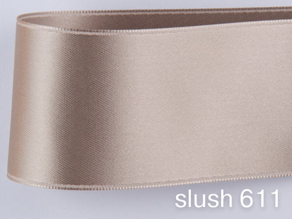 Doubleface satin ribbon in Swiss quality. 7 shades of brown with a delicate shimmering depth of color in 7 widths. Pollutant-free.