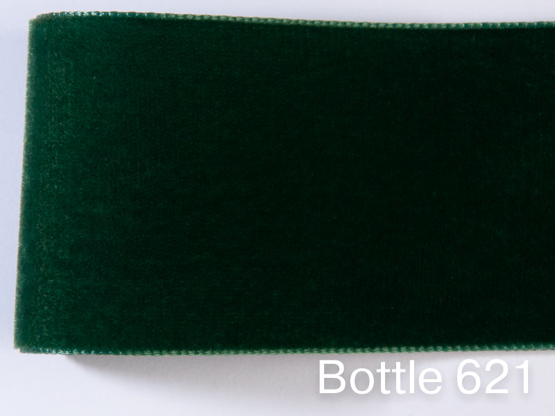 Nastro di velluto di qualità svizzera. 7 tonalità di verde scuro con profondità di colore delicatamente scintillante in 7 larghezze. Privo di sostanze nocive.