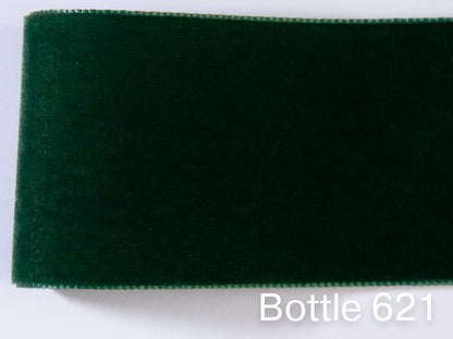 Nastro di velluto di qualità svizzera. 7 tonalità di verde scuro con profondità di colore delicatamente scintillante in 7 larghezze. Privo di sostanze nocive.