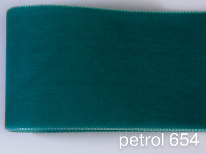 Nastro di velluto di qualità svizzera. 7 tonalità di verde scuro con profondità di colore delicatamente scintillante in 7 larghezze. Privo di sostanze nocive.