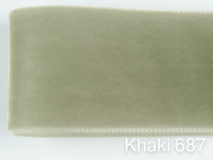 Nastro di velluto di qualità svizzera. 4 tonalità di verde chiaro con profondità di colore delicatamente scintillante in 7 larghezze. Privo di sostanze nocive.